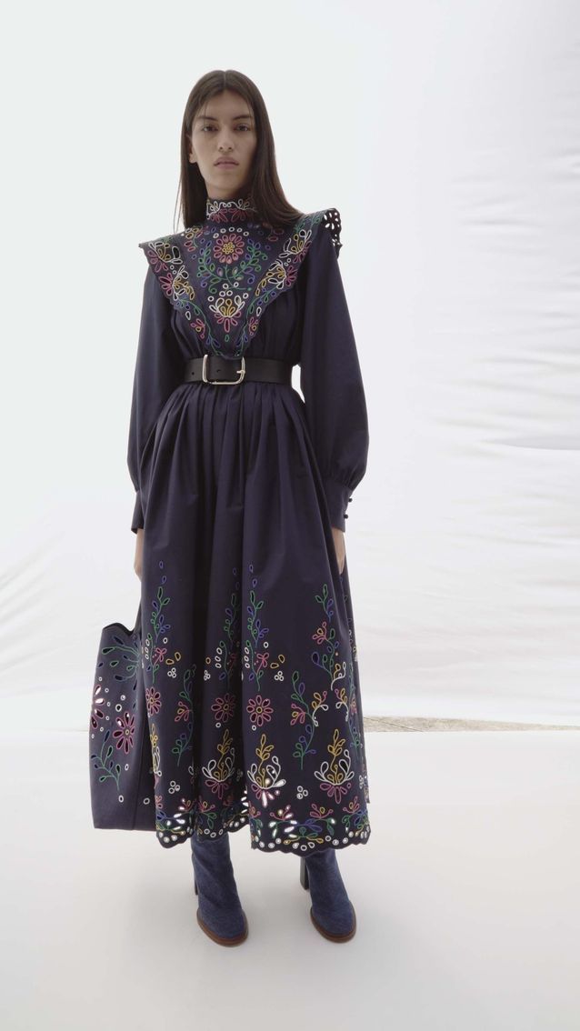 Chloé printemps-été 2022 : 10 looks qui donnent des envies d’évasion Look Chloe robe a broderie - Chloé printemps-été 2022 : 10 looks qui donnent des envies d’évasion