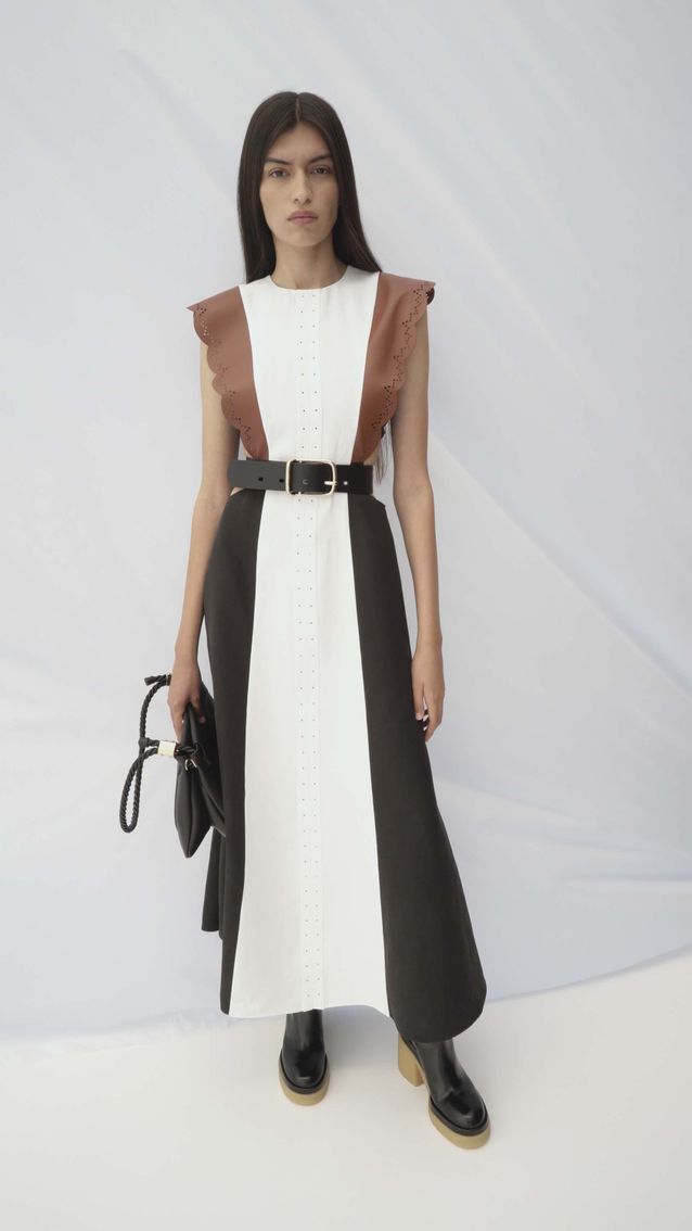 Chloé printemps-été 2022 : 10 looks qui donnent des envies d’évasion Look Chloe robe empire - Chloé printemps-été 2022 : 10 looks qui donnent des envies d’évasion