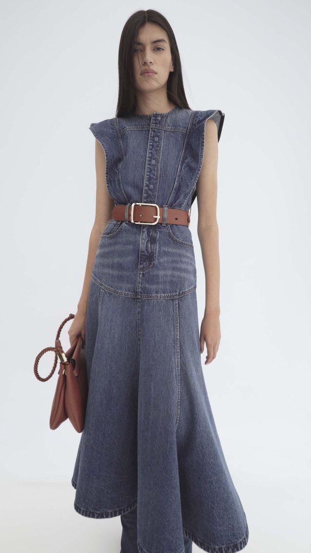 Chloé printemps-été 2022 : 10 looks qui donnent des envies d’évasion Look Chloe robe en jean - Chloé printemps-été 2022 : 10 looks qui donnent des envies d’évasion
