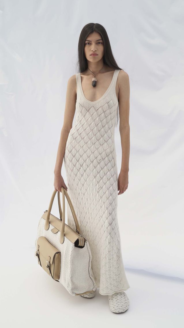 Chloé printemps-été 2022 : 10 looks qui donnent des envies d’évasion Look Chloe robe en maille beige - Chloé printemps-été 2022 : 10 looks qui donnent des envies d’évasion