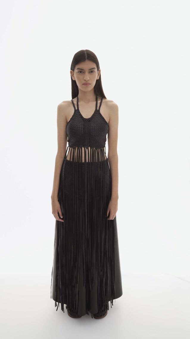 Chloé printemps-été 2022 : 10 looks qui donnent des envies d’évasion Look Chloe robe noire minimaliste - Chloé printemps-été 2022 : 10 looks qui donnent des envies d’évasion