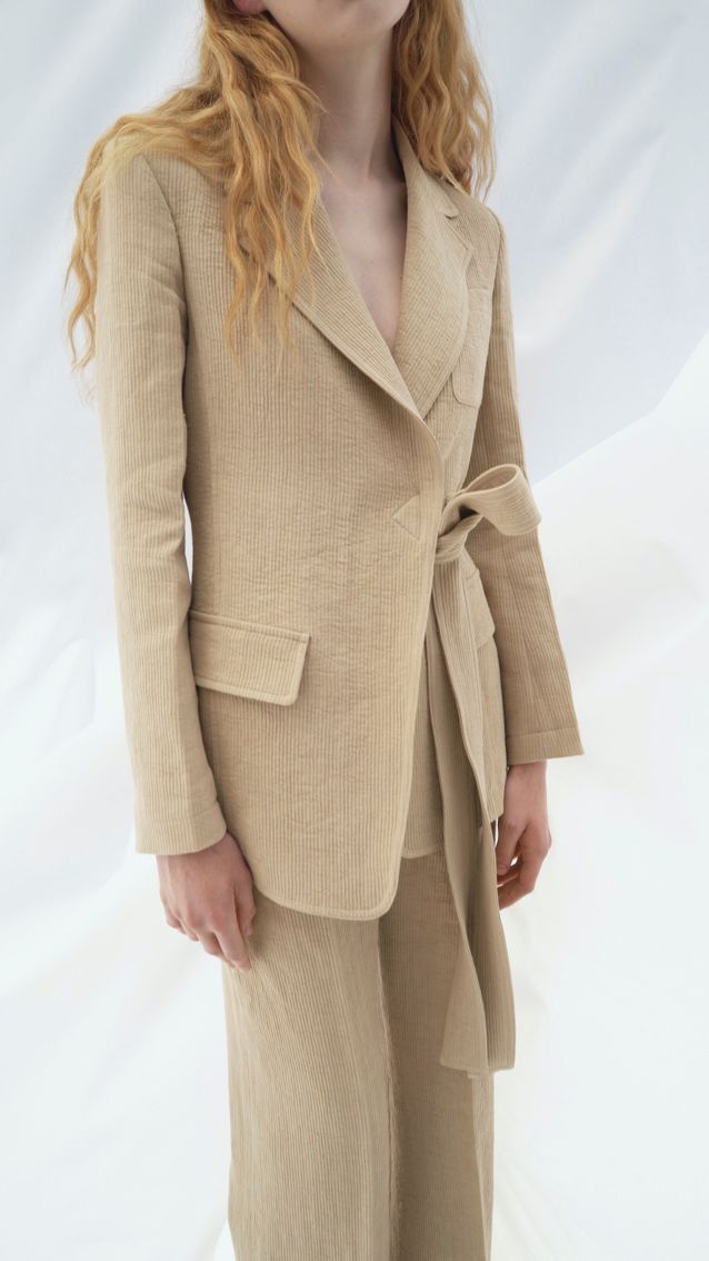 Chloé printemps-été 2022 : 10 looks qui donnent des envies d’évasion Look Chloe tailleur en lin - Chloé printemps-été 2022 : 10 looks qui donnent des envies d’évasion