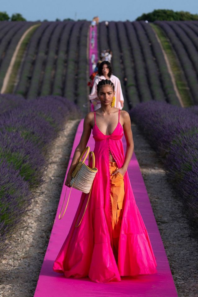 Jacquemus Célèbre Ses 10 Ans Avec Un Défilé Féerique Dans Un Champ De Lavande Elle 