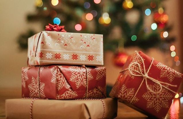 JOYIN Lot de 10 cadeaux de fête de Noël sans bouton-pression, avec chapeau de fête JOYIN Lot de 10 cadeaux de fête de Noël sans bouton-pression, avec chapeau de fête