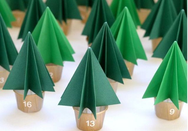 Bricolage de Noël : un calendrier de l'avent fait de mini-sapins