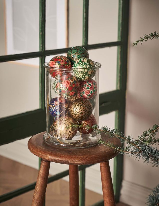 Noël : on décore la maison avec des vases transparents accueillant des boules de Noël