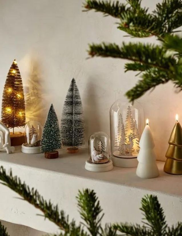 Noël : on décore la maison en accumulant les cloches en verre façon cabinet de curiosités