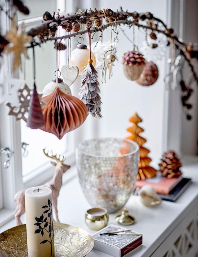 Noël : on décore la maison avec une branche en bois suspendue