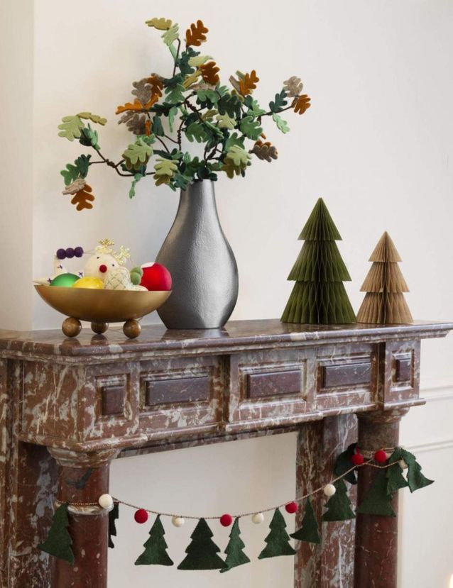 Noël : on décore la maison avec de la petite décoration de Noël et des branches de sapin sur la cheminée