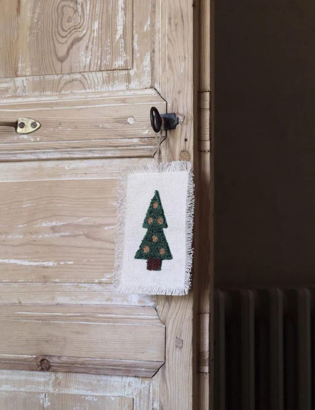 Noël : on décore la maison avec de la petite décoration suspendue aux poignées de porte