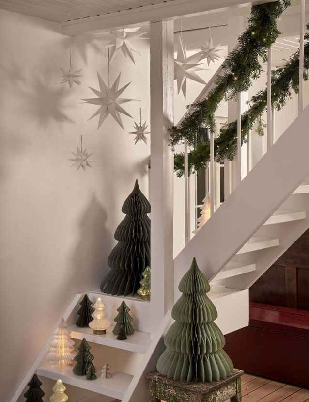 Noël : on décore la maison avec des reproductions miniatures de sapin disposées un peu partout