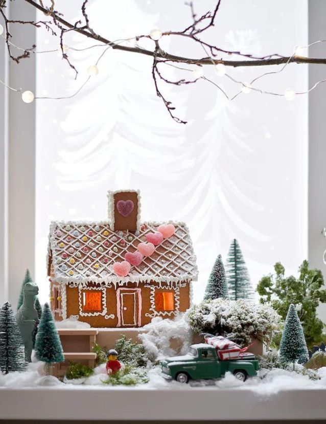 Noël : on décore avec une maison en biscuits et de la fausse neige 