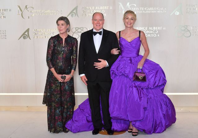 Albert de Monaco et la princesse Caroline récompensent Sharon Stone pour son engagement