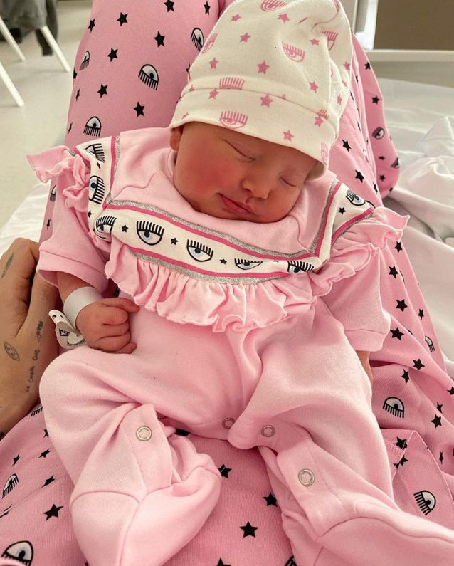 Carnet Rose Chiara Ferragni Accouche D Une Petite Fille Et Revele Son Visage Sur Instagram Elle