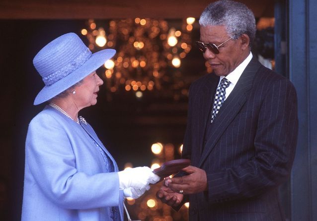 Nelson Mandela - Elisabeth II, la reine que les stars adorent ! - Elle