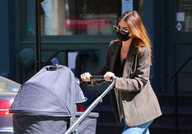 Emily Ratajkowski Sortie Remarquee A New York Avec Son Bebe Elle