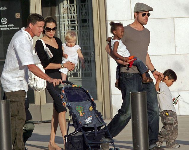 L Adoption Brad Pitt Et Angelina Jolie Leur Tribu En Images Elle