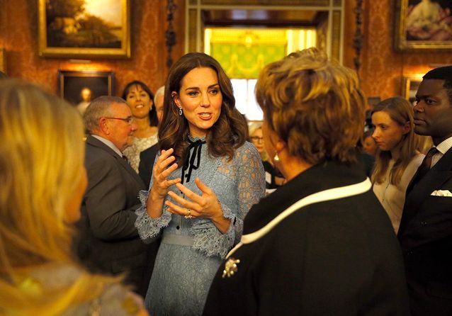 Kate Middleton enceinte dévoile son ventre arrondi à une soirée