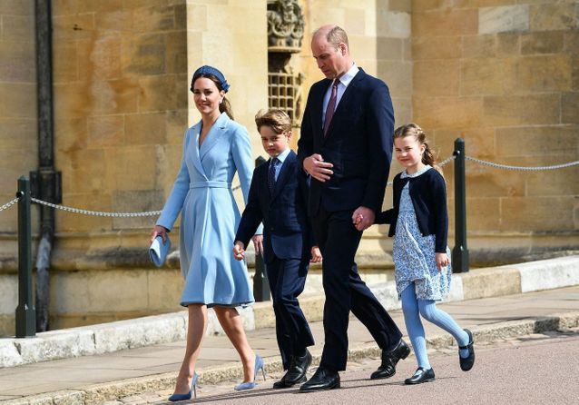 Kate Middleton et le prince William accompagnés de George et Charlotte pour la messe de Pâques