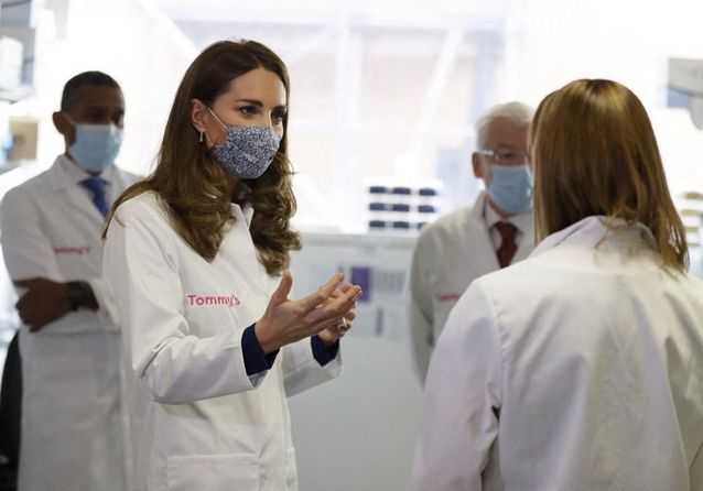 Kate Middleton masquée et vêtue d’une blouse blanche pour une nouvelle sortie publique