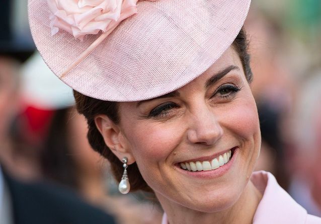 Kate Middleton, robe rose et bibi de folie pour une garden party