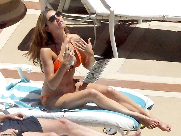 People diaporama plage ete bronzette vacances creme Kelly Brook Danny  Cipriani - La crème (solaire) des people - Elle