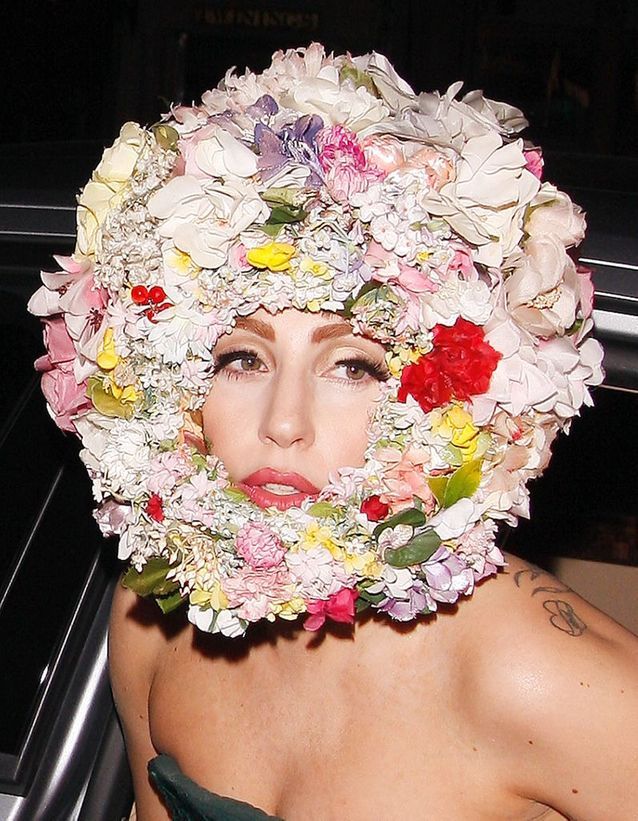 La grosse tête… fleurie ! - Lady Gaga : ses 50 photos les ...