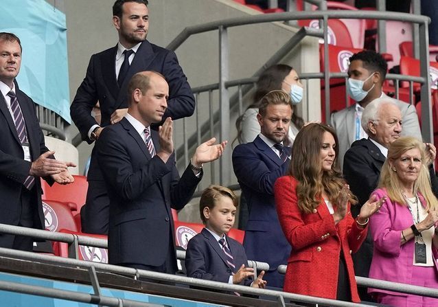 Le prince George, adorable supporter : il assiste au match Angleterre-Allemagne avec ses parents  