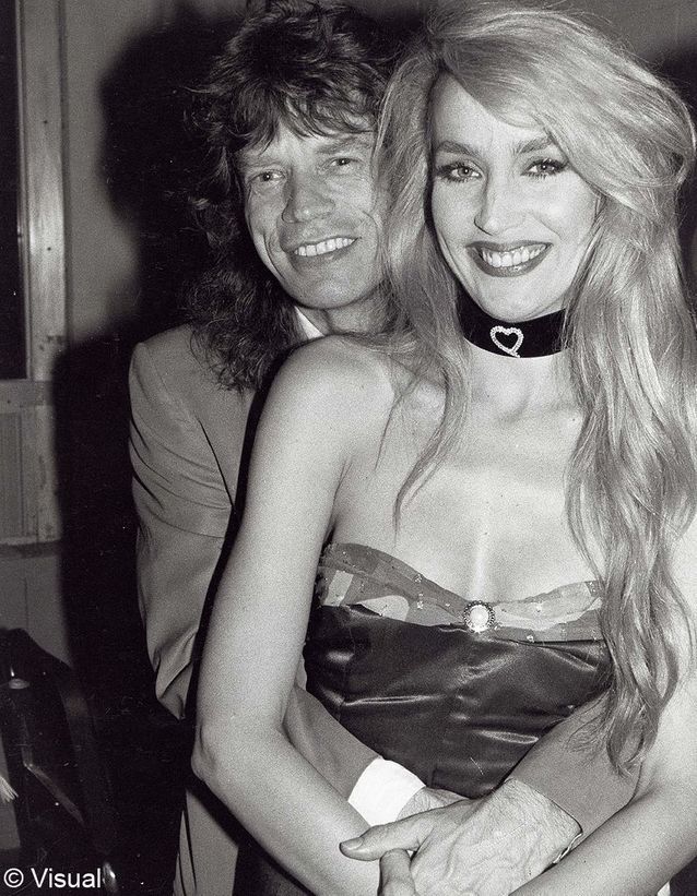 Mick n’épouse le mannequin américain Jerry Hall qu’en 1990