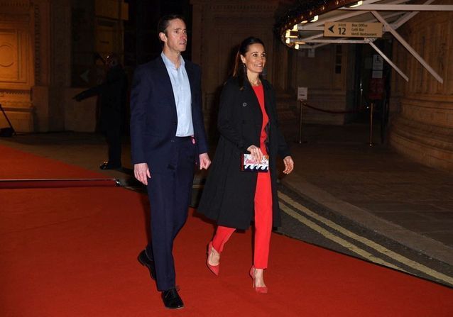 Pippa Middleton, radieuse au bras de son époux sur le tapis rouge