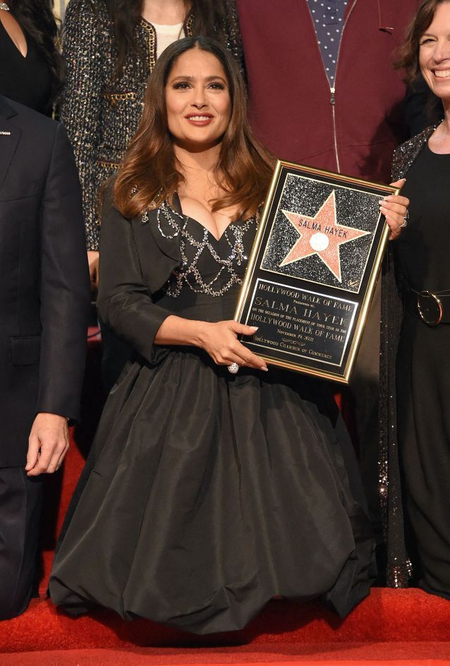 Salma Hayek avec son étoile sur le Walk of Fame