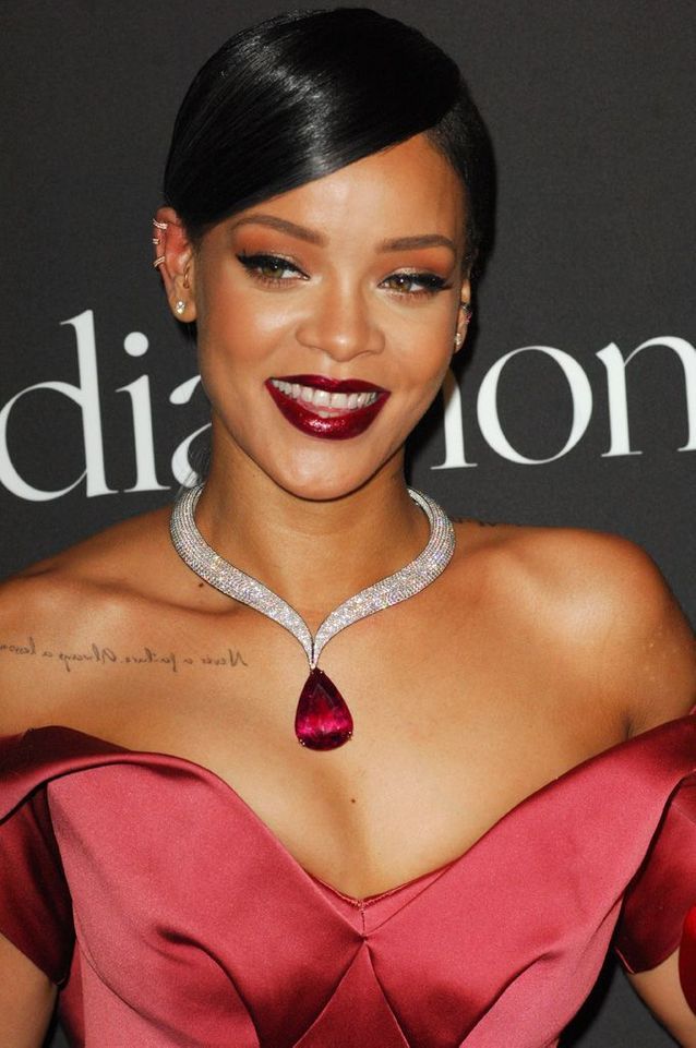 Une Phrase Sous Lépaule Les 15 Tatouages De Rihanna Que