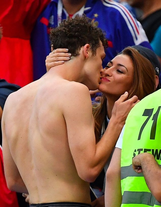Après le match France-Argentine, le couple a échangé un fougueux baiser 