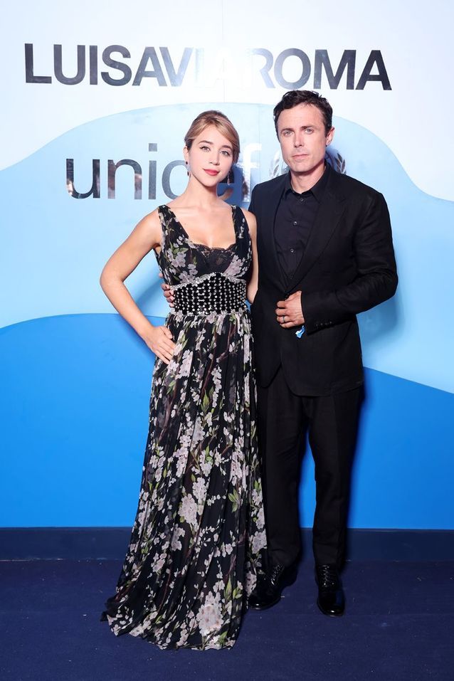 Casey Affleck et sa compagne Caylee Cowan sur le tapis rouge LuisaViaRoma x UNICEF