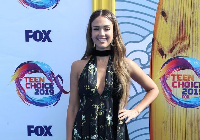 Jessica Alba, Tori Spelling, KJ Apa… Défilé de stars aux « Teen Choice Awards 2019 »