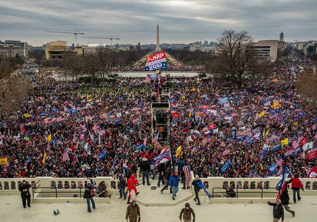 La foule devant le Capitole