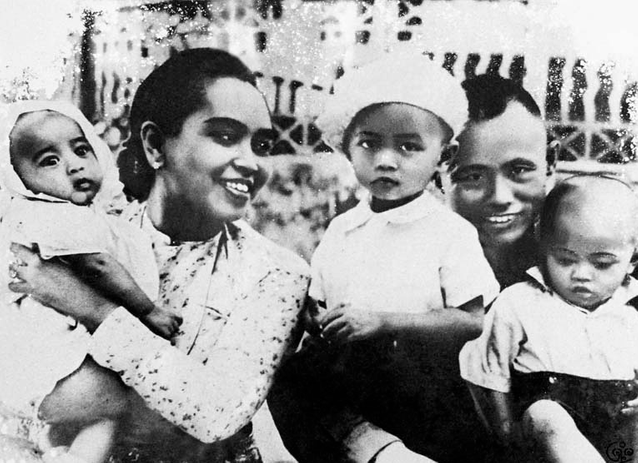 Aung San Suu Kyi dans les bras de sa mère en 1945