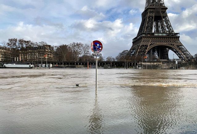 La tour Eiffel semble sortir des eaux