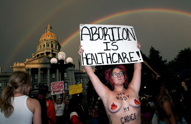 En images : vague de manifestations aux États-Unis contre la révocation du droit à l’avortement