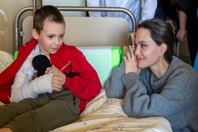 Angelina Jolie au chevet d'un enfant ukrainien