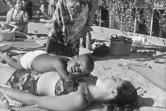 Barack Obama jeune et sa mère, Ann Dunham, à la plage
