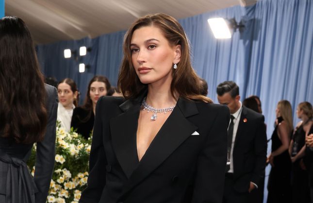 La marque d’Hailey Bieber rachetée pour 1 milliard de dollars : pourquoi Rhode fascine autant ?