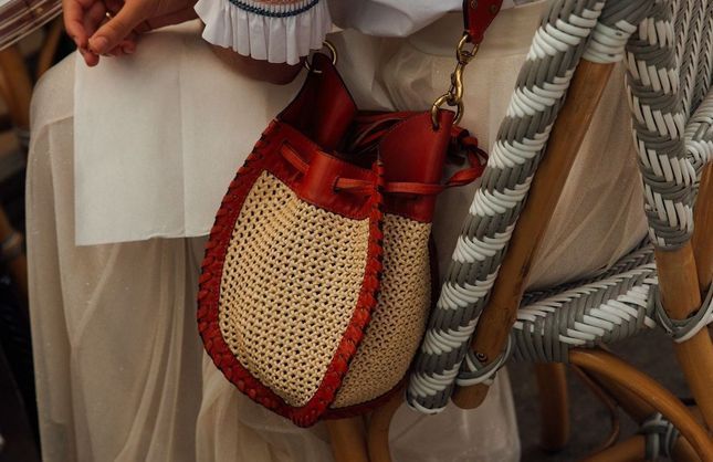 Le sac seau en paille, l’allié chic des journées ensoleillées 