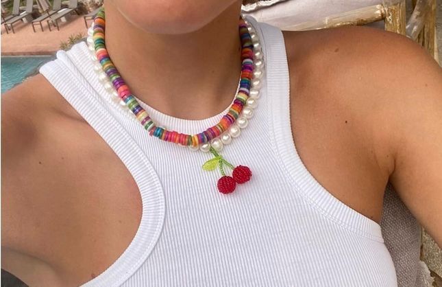 Ces colliers personnalisés sont l’accessoire fun qui égaye nos looks d’été 