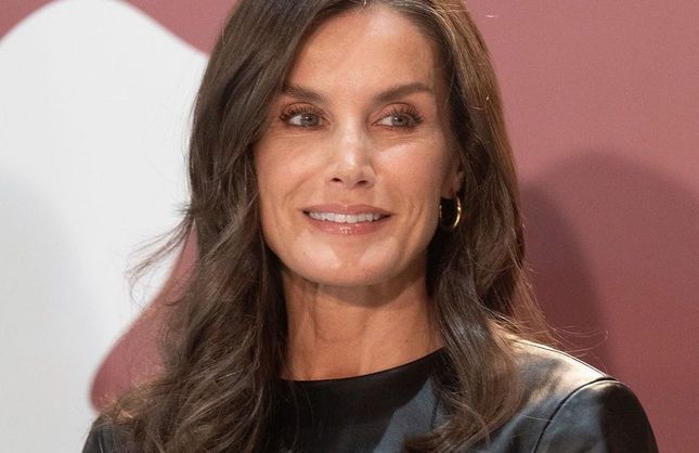 En crop top en cuir et pantalon taille haute, Letizia d'Espagne signe une apparition renversante