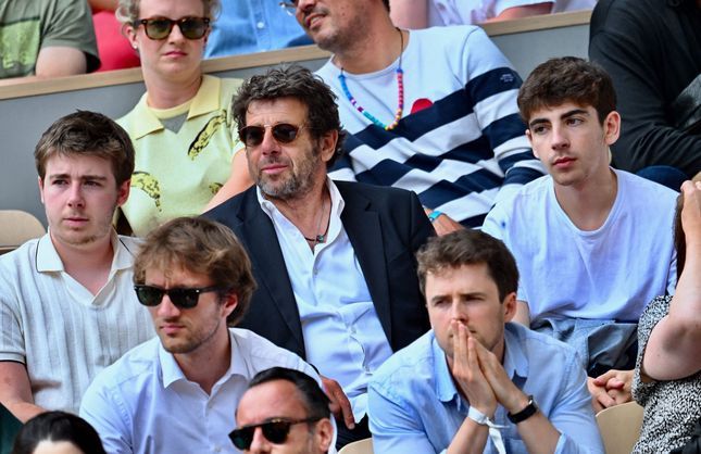 Patrick Bruel entouré de ses fils Oscar et Léon dans les tribunes de Roland-Garros