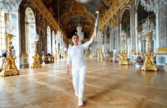 Salma Hayek porte la flamme olympique et rayonne au château de Versailles