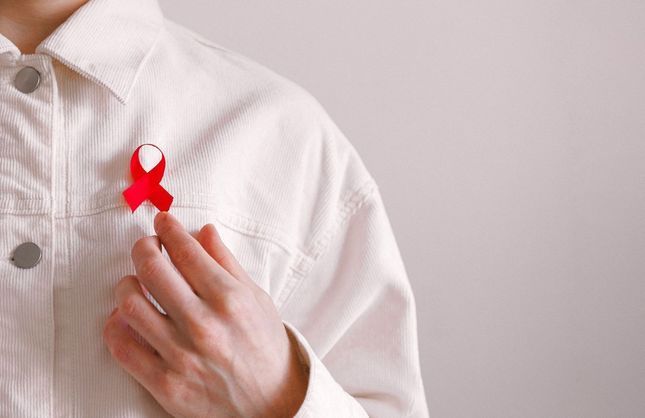 SIDA: cinq fausses idées à combattre chez les 15-24 ans