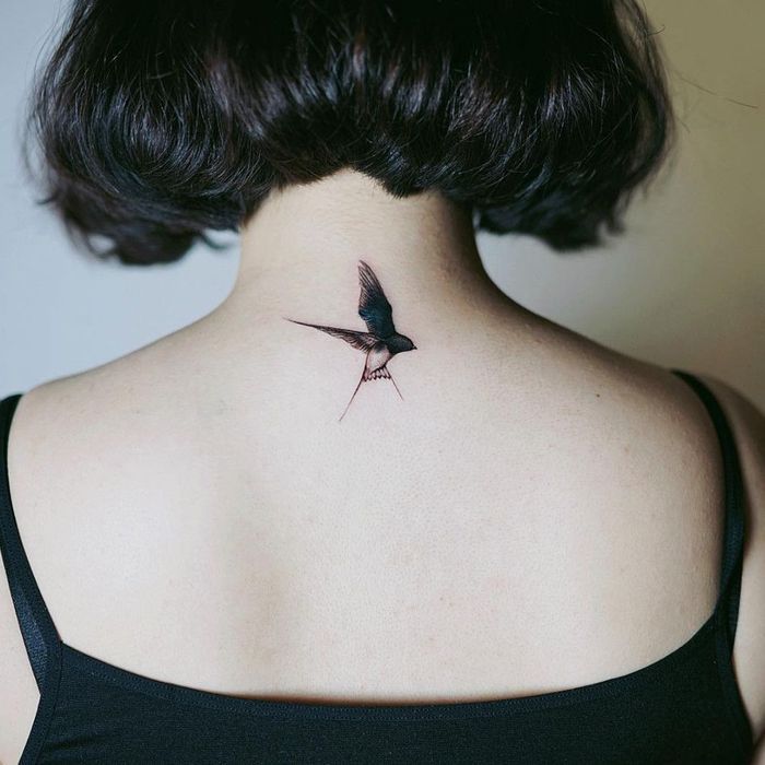 Tatouage oiseau nuque