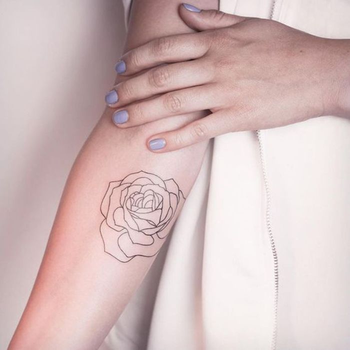 Tatouage rose bras femme - Ces tatouages de rose qui ne ...